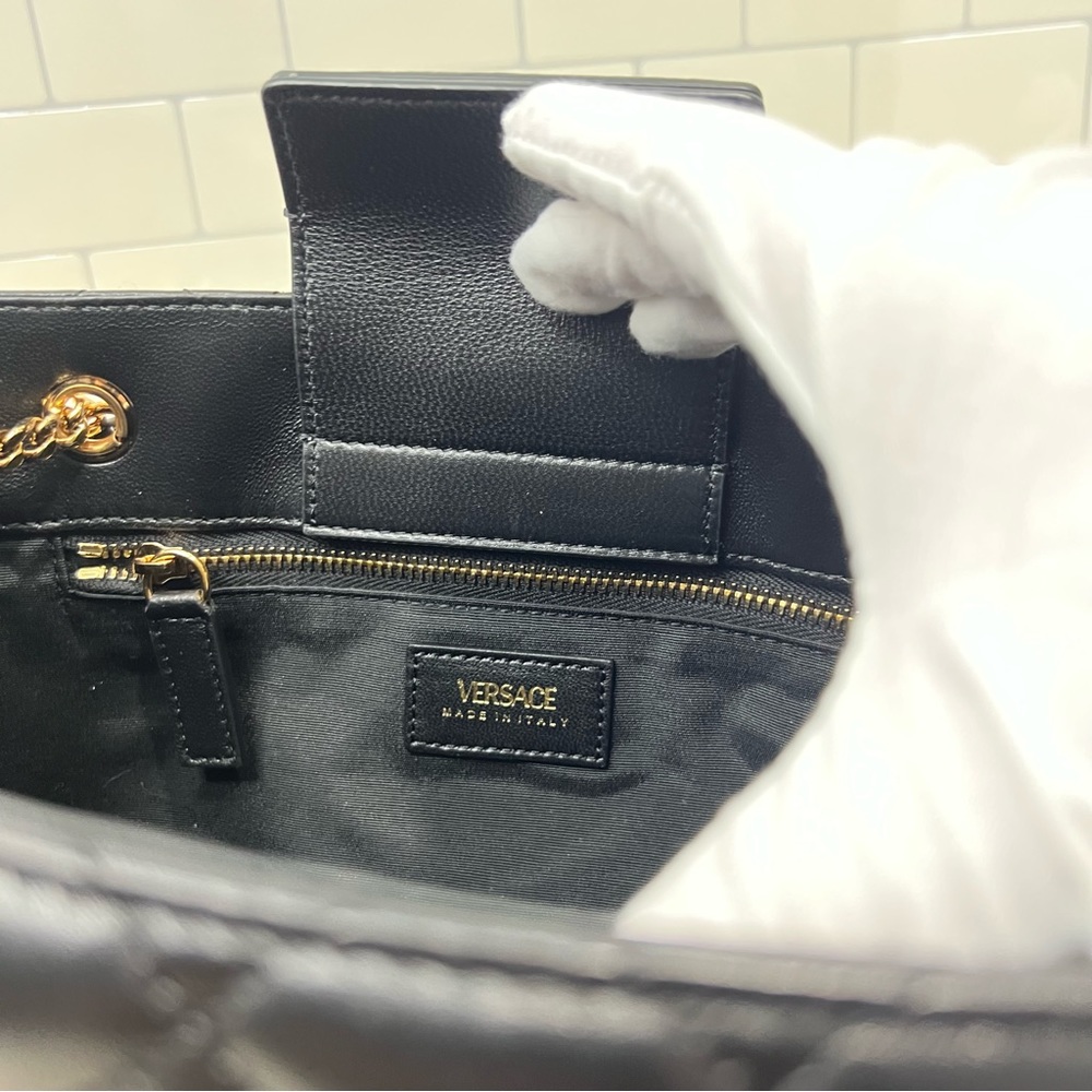 💕Host Pick💕 Versace Nappa Leather Medusa Tote Handbag - Picture 9 of 10